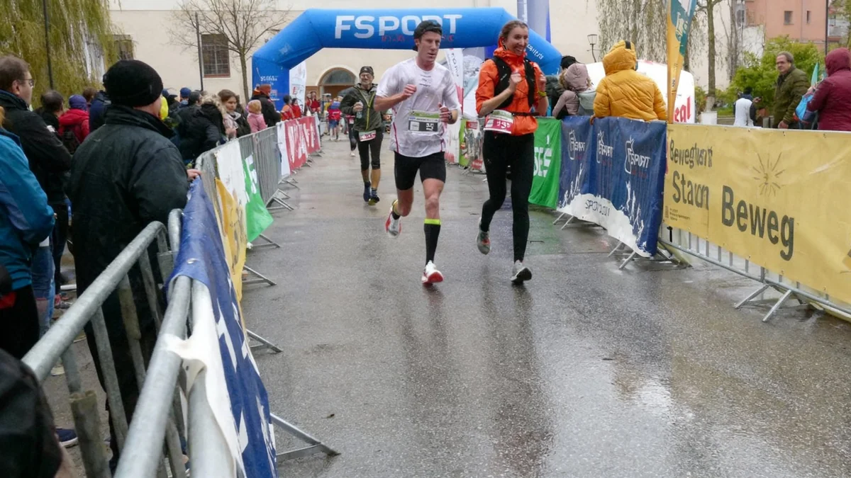 Hunderte Läufer trotzen Regen beim Trailrunning Festival