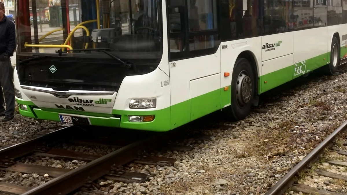 Bus landet auf Gleisen der Lokalbahn in Bergheim